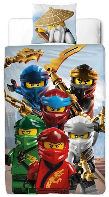 Se Ninjago sengetøj - 140x200 cm - LEGO Ninjago Master Wu - 2 i 1 Sengesæt - 100% bomuld hos Dynezonen.dk